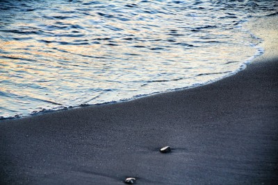 波浪，光和沙子纹理在傍晚