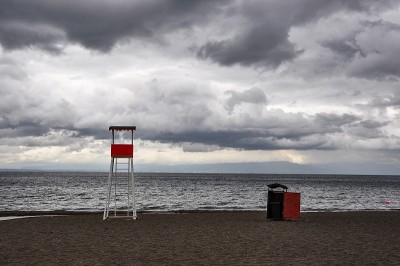 空旷荒凉的海滩，阴沉沉的天气，没有人