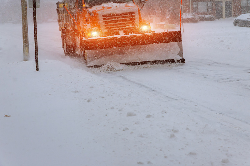 雪清算。拖拉机在大雪后清理道路。