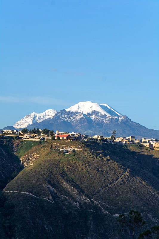 位于安第斯山脉一座美丽火山脚下的城市