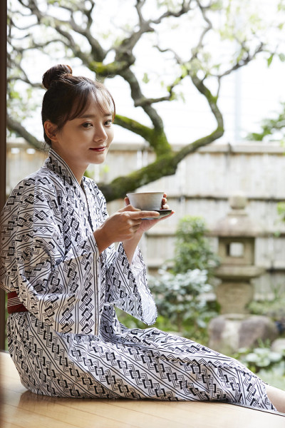 一个年轻的亚洲女人正在日本传统旅馆放松