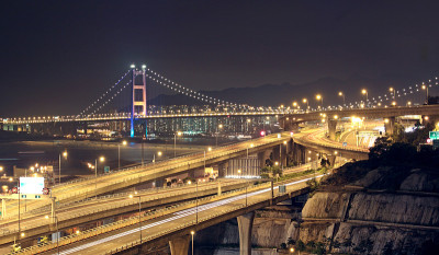 公路和桥梁在夜间