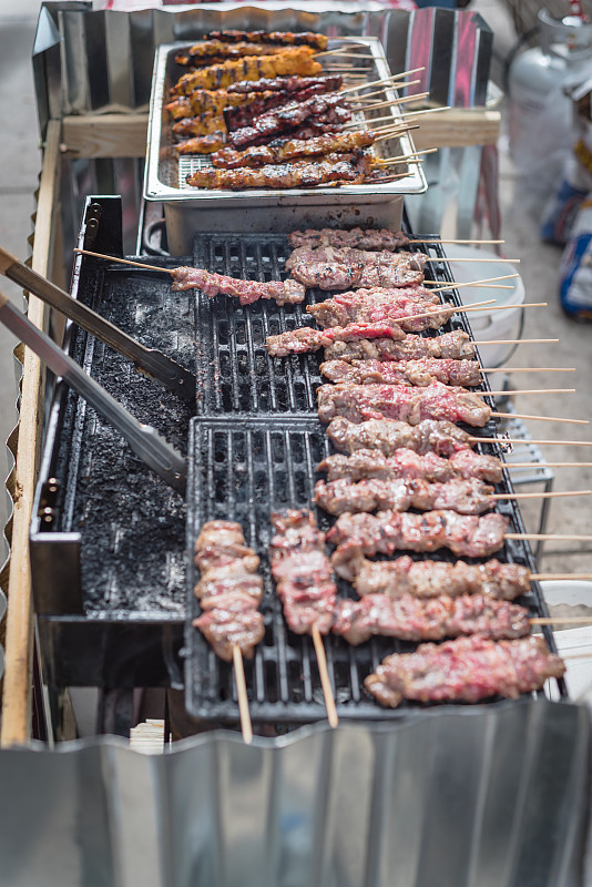 特写鸡肉和波特烤串沙塔在亚洲街头美食活动