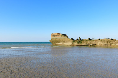 在一个阳光明媚的夏天，在欧洲，在法国，在诺曼底，在Arromanches les bains的一个元
