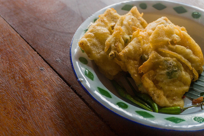 在铝板上炸豆豉