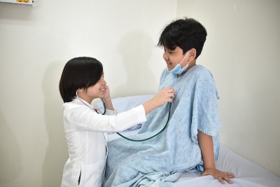 小男孩医生检查他的小病人。