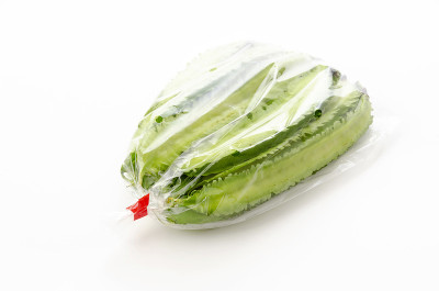 白色背景的塑料袋里的新鲜翼豆