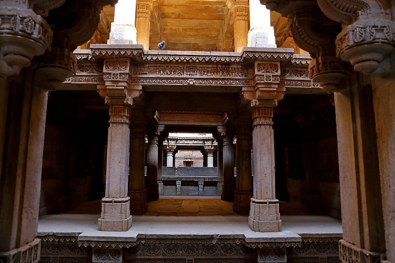 Adalaj stewell是印度古吉拉特邦艾哈迈达巴德附近的Adalaj村的一座印度教建筑。