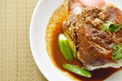 烤鸭肉浇上米饭，浇上甜酱和腌姜