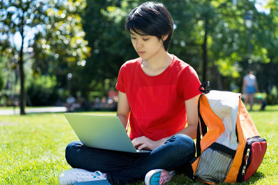 东亚男学生在大学校园计算机学习