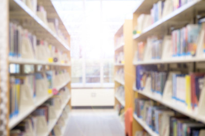 模糊学校图书馆与书架的教育背景