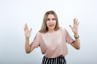 年轻白种人愤怒地表达消极情绪，对某人生气。