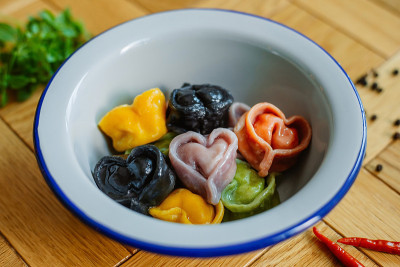 五颜六色的饺子是东方的传统美食。