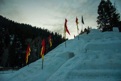 巨大的冰雪雕塑城堡