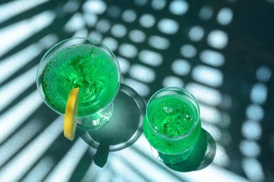 一杯柠檬和薄荷叶鸡尾酒