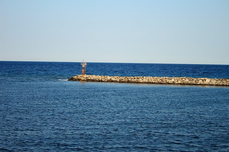 海岸线上的挡土墙