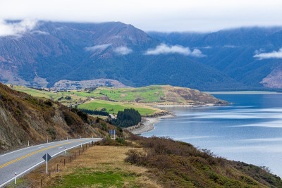 风景优美的高速公路与夏威夷湖和山瓦纳卡新西兰南岛