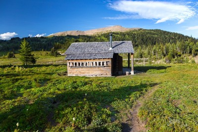 传统木制木屋绿色高山草甸加拿大落基山脉