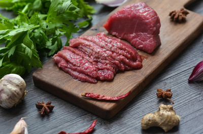 切菜板上的生牛肉