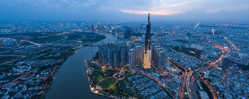 全景无人机看到胡志明市的城市景观与黄昏的天空