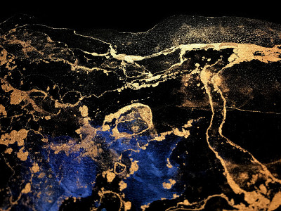 金色和蓝色油漆流体艺术上的黑色背景。星云星系闪抽象画。石头纹理。