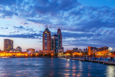 青岛美丽的海岸线和城市建筑景观