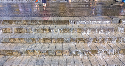 水在楼梯上。