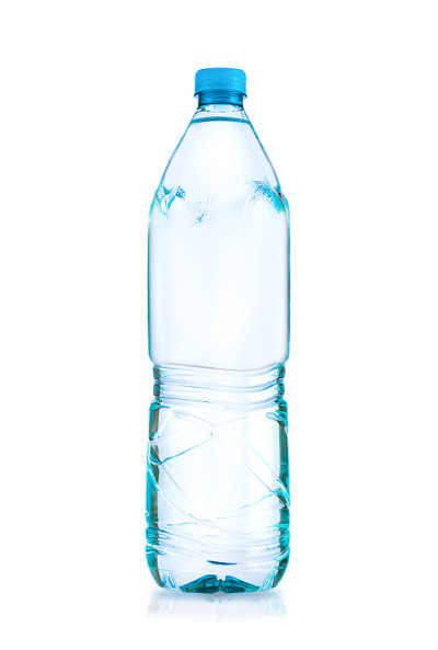 装有纯净水的塑料瓶。
