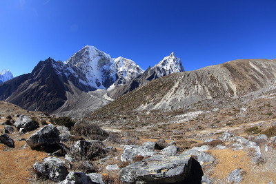 通往珠峰大本营的路上有美丽的山景