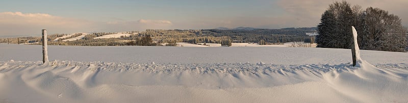 路边粉雪全景图