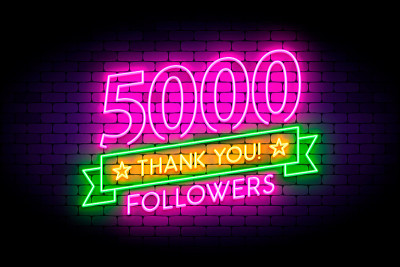 5000到5000名粉丝挂在墙上。