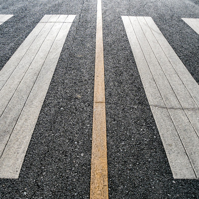柏油路上的人行横道
