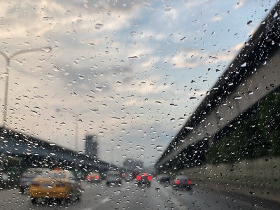 雨点落在车窗上
