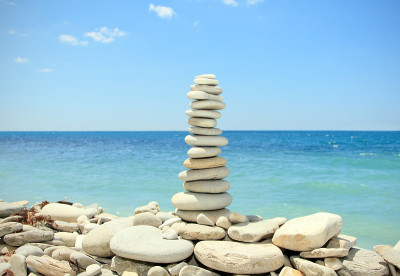 海滩上的禅宗石堆