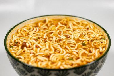 一碗面条，一杯面汤，白色背景上孤立的亚洲餐