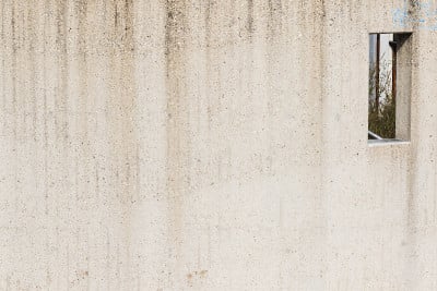 有门和窗的正面建筑