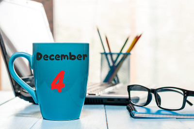 12月4日。月四日，日历上有杯早咖啡或茶，律师工作背景。冬天的时间。文本空白
