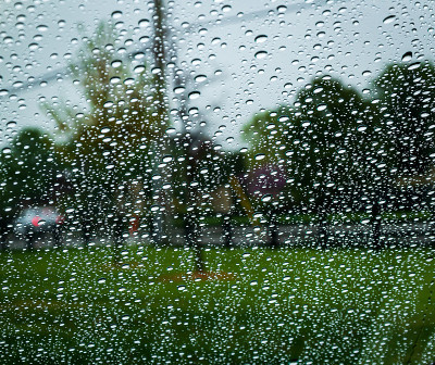 车窗上的雨滴