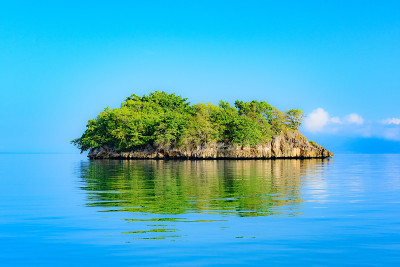 蓝色海水的海洋岛屿