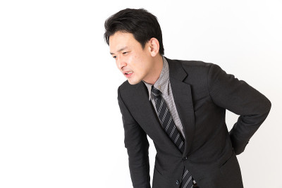 一幅孤立在白色背景上的亚洲商人肖像