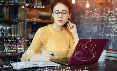 一个年轻的亚洲女人在房间里学习。教育的概念。科学技术。数学。