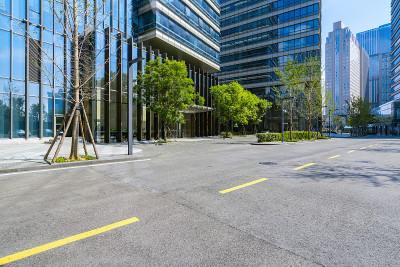 中国青岛的城市道路和现代化的办公大楼