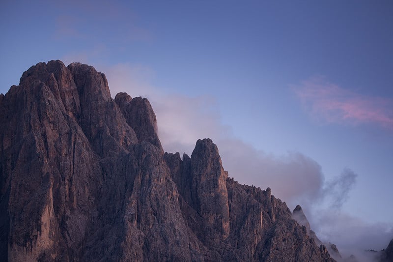 从Val Gardena地区看日落时萨索龙戈北部