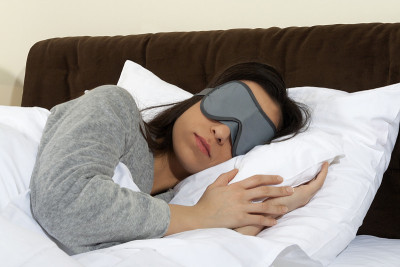 戴着睡眠面罩睡觉
