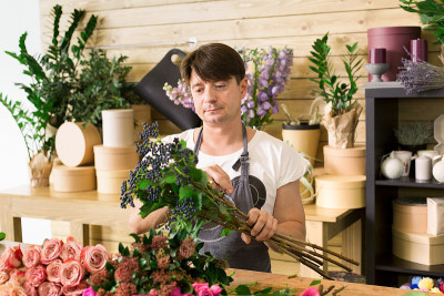 花店男助理送玫瑰花束