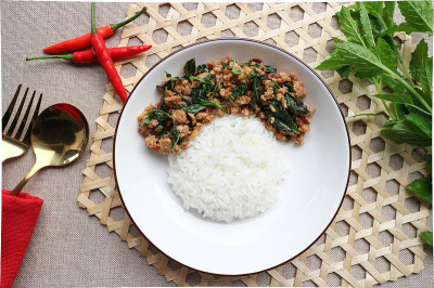 罗勒叶炒猪肉(Ka Prao Moo)