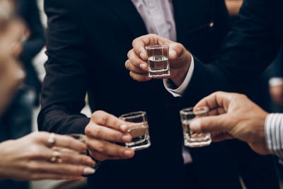 人们手持伏特加酒杯在婚宴、户外庆典、餐厅餐饮上举杯庆祝。圣诞节和新年
