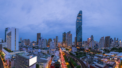 曼谷商业区的城市景观与摩天大楼在暮色中，泰国