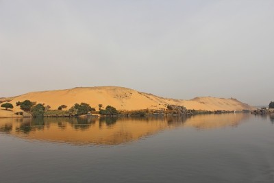 埃及阿斯旺的绿色植物、沙丘和岩石的美丽风景