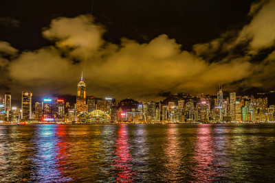 从维多利亚港眺望香港夜景